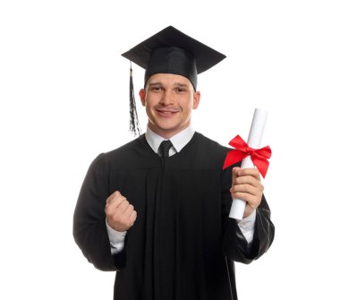 Mezun olduktan sonra beyaz arka planda diplomalı mutlu bir öğrenci.