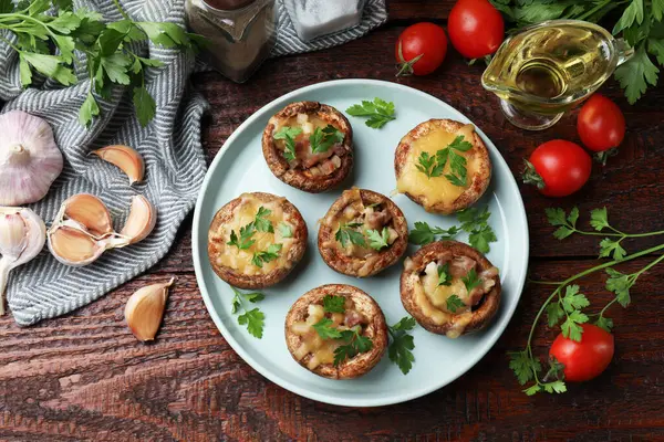 Lezzetli mantarlar ve malzemeler ahşap masada, düz yerde.