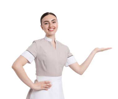 Beyaz arka planda mutlu oda hizmetçisinin portresi