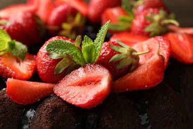 Çilekli, naneli, çikolatalı kek.