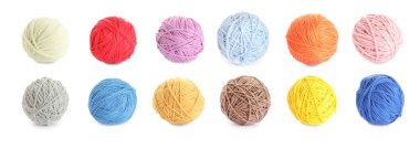 Beyaz arkaplanda renkli örgü ipliği topları, set