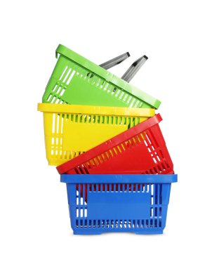 Beyaza izole edilmiş renkli alışveriş sepetleri yığını