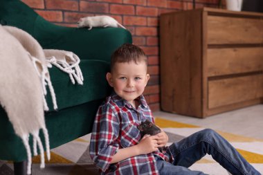 Evinde evcil faresi olan küçük çocuk.