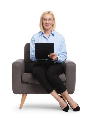 Beyaz arka planda koltukta panosu olan profesyonel bir psikolog.