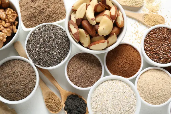 Beyaz arka planda farklı süper yiyecekler, düz konum