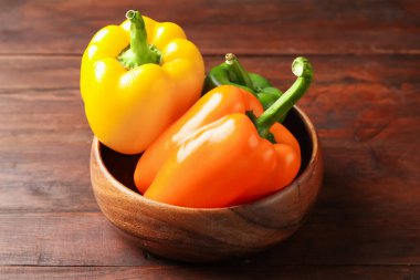 Olgun renkli dolmalık biberler ahşap masada, yakın plan