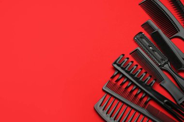 Kırmızı arka planda farklı kuaför aletleri var. Metin için boşluk