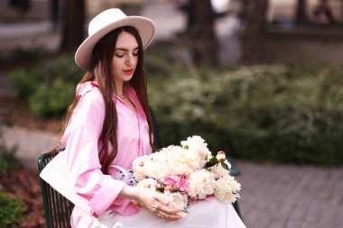 Parkta şakayık demeti olan güzel bir kadın. Metin için boşluk