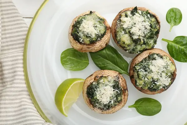 Beyaz masada servis edilen lezzetli mantarlar, üst manzara.