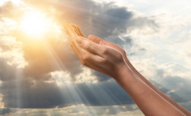 Güneşli güzel gökyüzüne dua eden kadın, yaklaş.