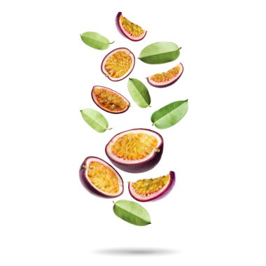 Lezzetli kesilmiş tutku meyveleri ve beyaz arka plana düşen yeşil yapraklar.