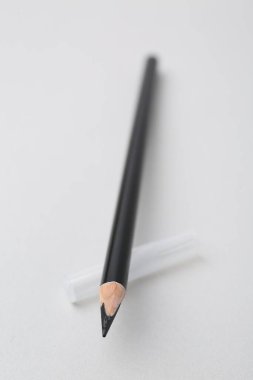 Açık arkaplanda siyah kaş kalemi, yakın plan.