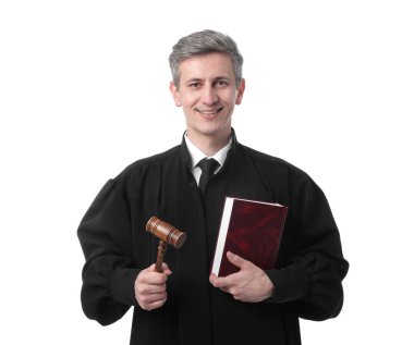 Beyaz arkaplan üzerine kitap ve çekiçle gülümseyen yargıç