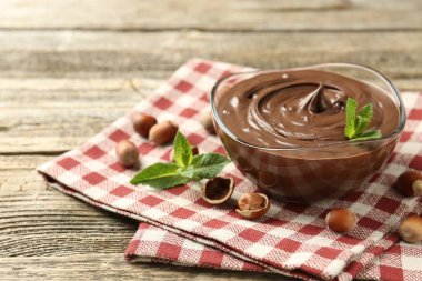 Nefis çikolata, naneli ve fındıklı ahşap masa, yakın plan. Metin için boşluk