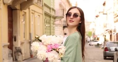 Güzel şakayık demeti olan çekici bir kadın.