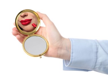 Kırmızı dudaklı güzel kadın beyaz arka planda aynaya bakıyor, yakın plan.