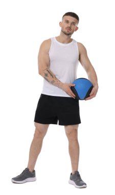 Beyaz arka planda ilaç topuyla egzersiz yapan adam.