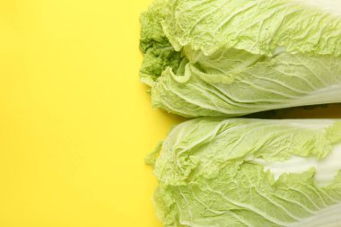 Sarı arka planda taze Çin lahanaları, üst manzara. Metin için boşluk