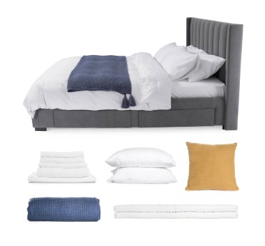 Yapılandırılmış yatak, yastıklar, havlular ve battaniye beyaza izole edilmiş, kolaj