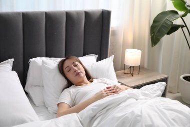 evde yatakta uyuyan güzel kadın
