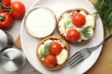 Masada servis edilen lezzetli mantarlar.