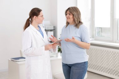 Kilo kaybı. Klinikteki aşırı kilolu kadınlara danışmanlık yapan beslenme uzmanı.