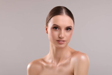 gri zemin üzerine güzel bir genç kadın portresi