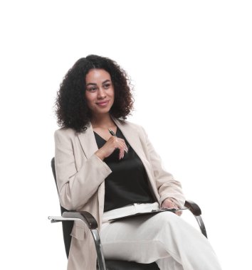 Beyaz arka planda ofis koltuğunda pano ve kalemle profesyonel psikolog.