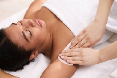 Kadın balmumu epilasyon prosedürüne tabi tutuluyor.