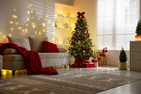 Güzel Noel ağacı ve odadaki diğer dekorlar. Şenlikli iç tasarım