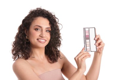 Beyaz arka planda göz falı olan gülümseyen kadın.