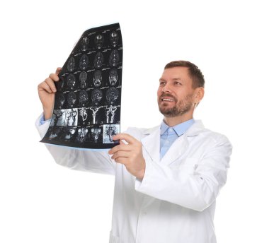 Doktor, beyaz arka planda klinikte beyin MR taraması yapıyor.