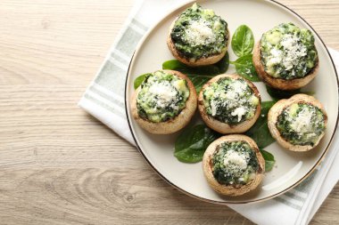 Hafif ahşap masada servis edilen lezzetli mantarlar, üst manzara. Metin için boşluk