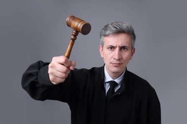 Gri arkaplanda çekiçli yargıç portresi