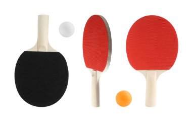 Masa tenisi raketleri ve topları beyaz sette izole edilmiş.