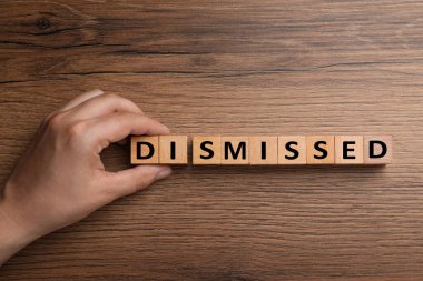 Sözcük dağarcığı yapan kadın küpleri ahşap masada, üst görünümde.