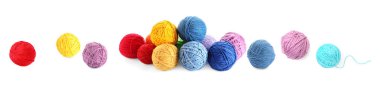 Beyaz arkaplanda renkli örgü ipliği topları