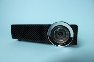 Açık mavi arkaplanda modern video projektörü, yakın plan