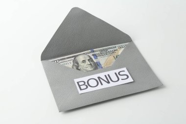 Bonus kelimesiyle zarf ve beyaza izole edilmiş dolar banknotları