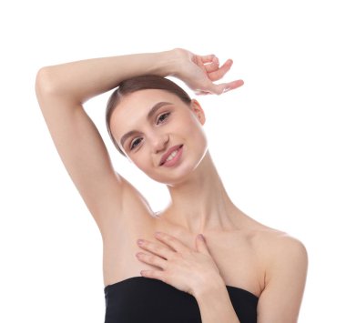 Beyaz arka plandaki epilasyondan sonra pürüzsüz bir ten gösteren genç kadın.