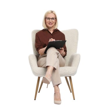 Beyaz arka planda koltukta panosu olan profesyonel bir psikolog.