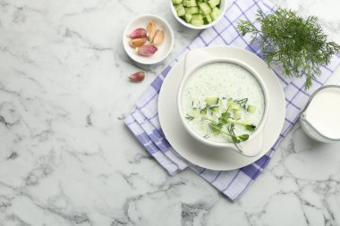 Dereotlu salatalık çorbası, mikro yeşiller ve beyaz mermer masa üzerindeki malzemeler, düz yatak. Metin için boşluk
