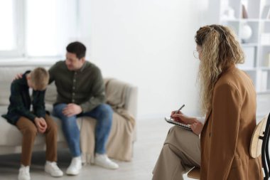 Baba ve oğul psikologla görüşüyor, seçici odaklanma.