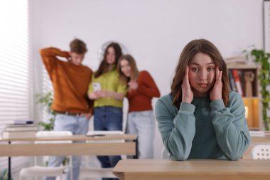 Okuldaki zorbalıktan muzdarip genç kız, seçici odaklanma