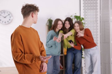 Akıllı telefonlu ergen çocuk okulda zorbalıktan muzdarip, seçici odaklı.