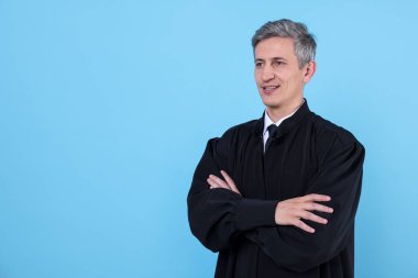 Açık mavi arka planda gülümseyen yargıç. Metin için boşluk