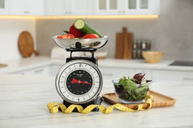 Sebzeli mutfak pulları, mezuralar ve açık mermer masa üzerindeki yeşiller.