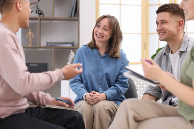 Yaşam koçluğu dersinde kapalı alanda toplantı yapan bir grup insan.