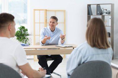 Yaşam koçluğu dersinde kapalı alanda toplantı yapan bir grup insan.