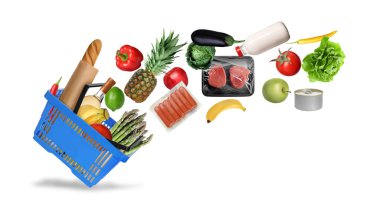 Yiyecek ürünleri beyaz arka planda mavi alışveriş sepetine uçuyor.